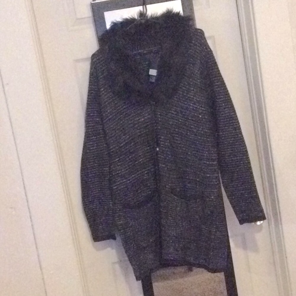 Cardigan sweater with fur collar